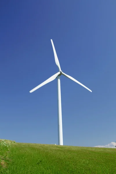 Energia eólica e céu azul — Fotografia de Stock